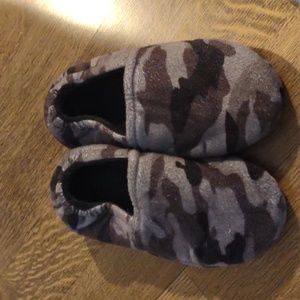 Boys slippers size 3-4